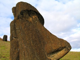 Rapa Nui - ludzie wśród posągów