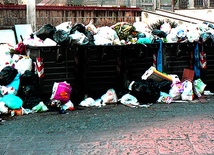 Neapol: Co godzinę 50 ton śmieci