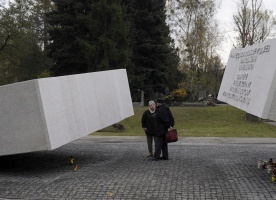 Pomnik ofiar katastrofy pod Smoleńskiem na warszawskich Powązkach