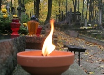 Nieobce zmarłych obcowanie