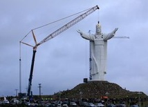 Figura Chrystusa Króla już stoi 