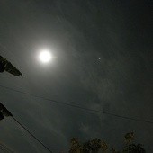 Księżyc z Jowiszem na niebie