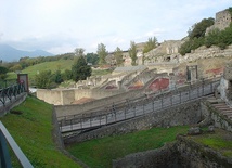 Znów runęły dwa mury w Pompejach