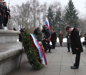 Miedwiediew na Cmentarzu Żołnierzy Radzieckich