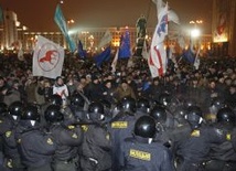 Setki zatrzymanych i rewizje w Mińsku