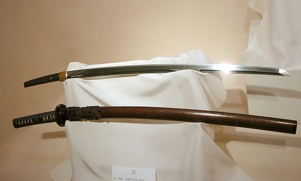 Zaatakował samurajskim mieczem