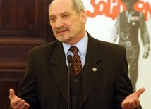 Macierewicz: Nadal brak wielu odpowiedzi