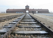 Oddają hołd ofiarom Auschwitz