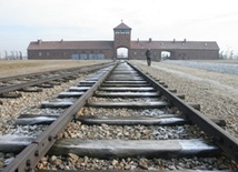 Oddają hołd ofiarom Auschwitz