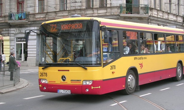 Kto wrzucił autobus?