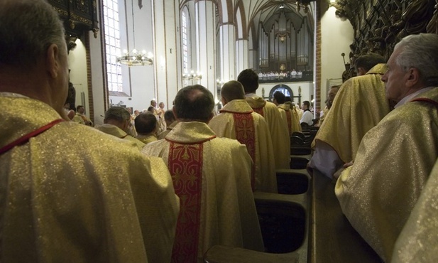 Księża wymieniają legitymacje