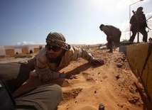 Libia: Kadafi atakuje