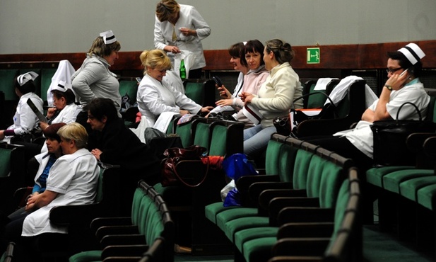 Pielęgniarki wciąż w Sejmie