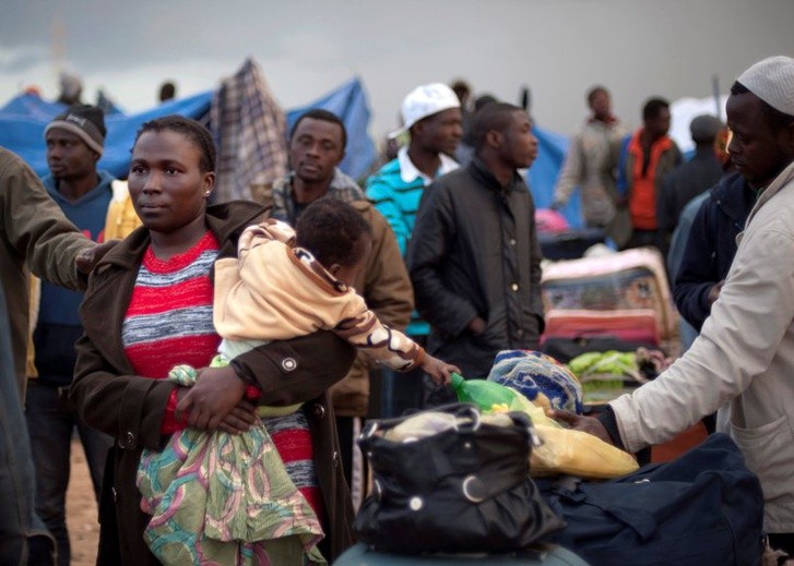 Unia humanitarnie rozwiezie uchodźców