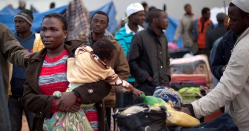 Unia humanitarnie rozwiezie uchodźców