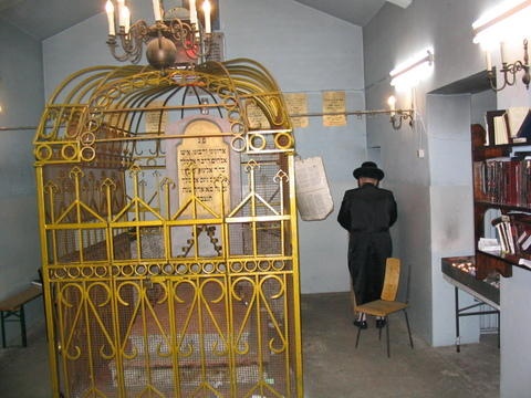 Żydzi z całego świata modlą się w Leżajsku przy grobie cadyka