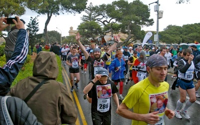 W pełnym maratonie z Mdiny do Sliemy wzięło udział 500 biegaczy z całego świata