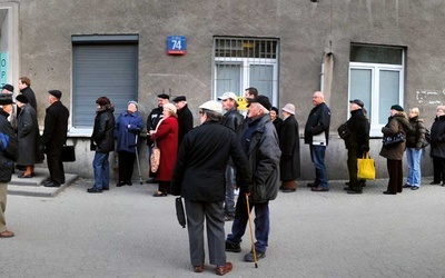 Kolejka pacjentów przed Centralną Wojskową Przychodnią Lekarską przy ul. Koszykowej w Warszawie. Tutaj taki widok to niemal codzienność