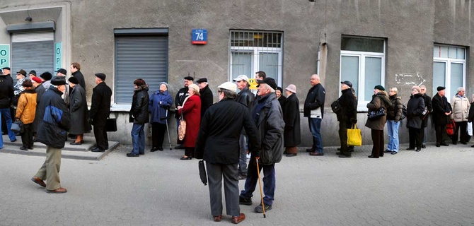 Kolejka pacjentów przed Centralną Wojskową Przychodnią Lekarską przy ul. Koszykowej w Warszawie. Tutaj taki widok to niemal codzienność