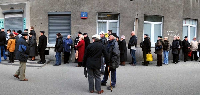 Kolejka pacjentów przed Centralną Wojskową Przychodnią Lekarską przy ul. Koszykowej w Warszawie. Tutaj taki widok to niemal codzienność