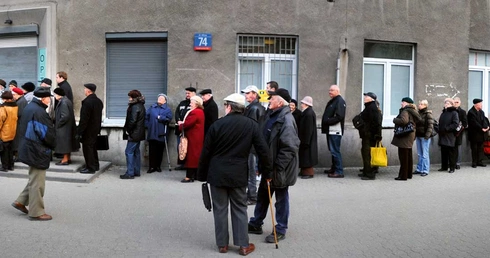 Kolejka pacjentów przed Centralną Wojskową Przychodnią Lekarską przy ul. Koszykowej w Warszawie. Tutaj taki widok to niemal codzienność