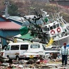 Rybak wśród kutrów zniszczonych przez tsunami, powstałe w wyniku trzęsienia ziemi, które nawiedziło Japonię 11 marca. 