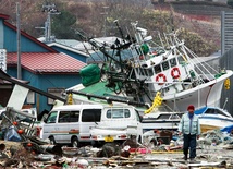 Rybak wśród kutrów zniszczonych przez tsunami, powstałe w wyniku trzęsienia ziemi, które nawiedziło Japonię 11 marca. 