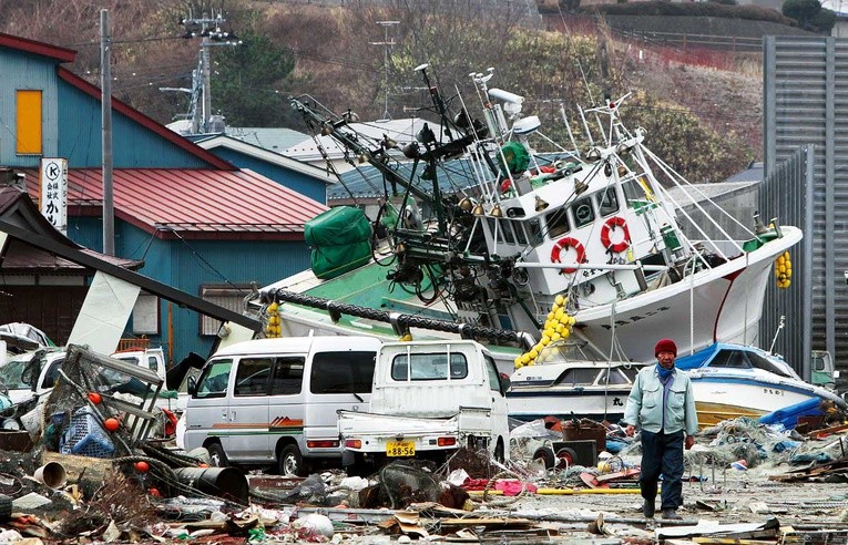 Rybak wśród kutrów zniszczonych przez tsunami, powstałe w wyniku trzęsienia ziemi, które nawiedziło Japonię 11 marca. 