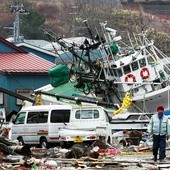 Rybak wśród kutrów zniszczonych przez tsunami, powstałe w wyniku trzęsienia ziemi, które nawiedziło Japonię 11 marca. 