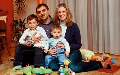Tomasz i Anna Janicowie są zaangażowani w działalność Diakonii Życia. Na zdjęciu z synami Pawłem i Piotrusiem