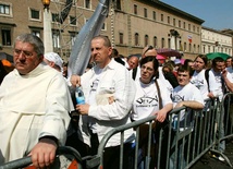 Rzym, 6.04.2005. Przybity ojciec Jan Góra i młodzież z poznańskiego duszpasterstwa stoją w długiej kolej-ce do trumny z ciałem Jana Pawła II. Tego dnia ryczałem jak małe dziecko – opowiada dominikanin