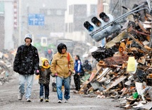 W Japonii, mimo potwornych zniszczeń, toczy się w miarę normalne życie.