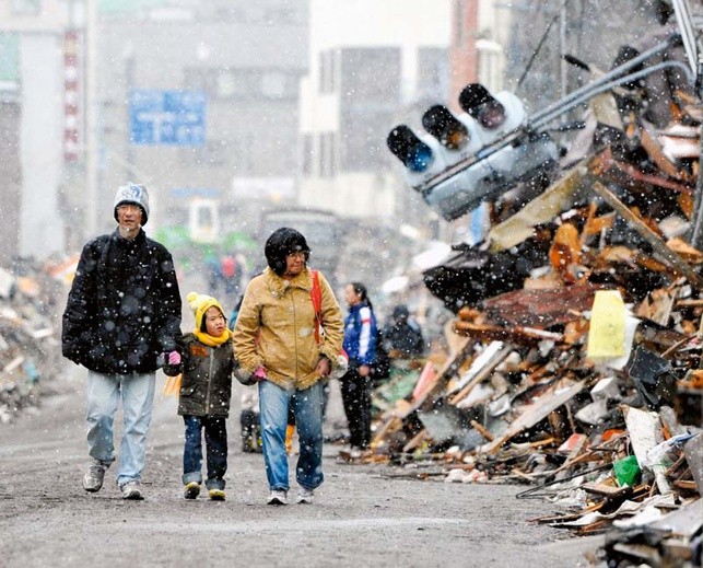 W Japonii, mimo potwornych zniszczeń, toczy się w miarę normalne życie.