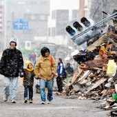 W Japonii, mimo potwornych zniszczeń, toczy się w miarę normalne życie.