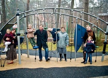 	Na zdjęciu od lewej: Agnieszka Waszkiewicz z córką Leonią, Michał Kot z synkiem Dominikiem, Wanda Rak z synem Jackiem, Joanna Jończyk z córką Zosią
