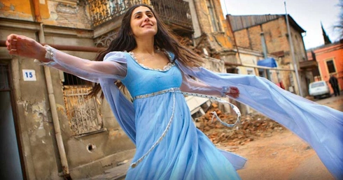 Tako Khurtsidze ubrała się w zwiewną suknię, bo chciała, żeby koleżanka zrobiła jej zdjęcie na Facebooka