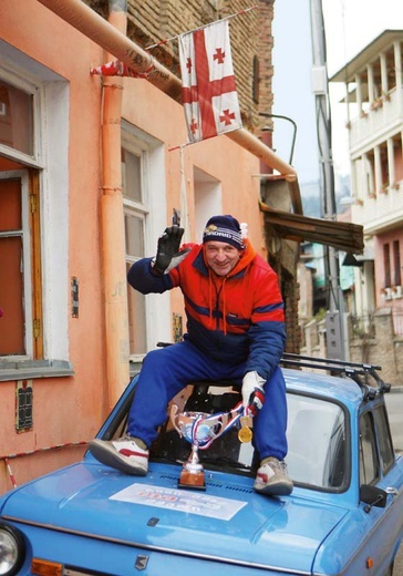 Josef Dzindzichashvili z pucharem i medalem. Powiedział nam, że był mistrzem świata w grze w kości. Jeździł na starym rowerze w starej części Tbilisi. Bardzo zależało mu na tym, żeby pokazać swojego starego zaporożca. – Ile ja się nim najeździłem. Rower na dach i w drogę – opowiadał Josef