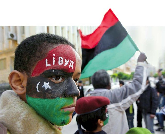 Powstańcy używają barw starej flagi libijskiej. Przeciwnicy Kaddafiego nie reprezentują jednak całego spo-łeczeństwa. Zachód przyznaje, że nie wziął tego pod uwagę, planując atak