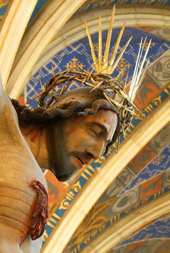 Na południowym filarze wisi gotycki krucyfiks, niegdyś otaczany szczególnym kultem, jako słynący łaskami