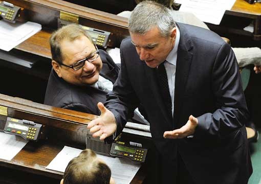 W Sejmie, po głosowaniu nad ustawą „narkotykową”. Dyskutują posłowie P. Graś (PO) i E. Kłopotek (PSL)