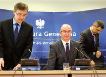 Wyniki prowadzonego przez polską prokuraturę wojskową śledztwa przedstawili (od lewej) gen. K. Parulski, A. Seremet oraz płk I. Szeląg