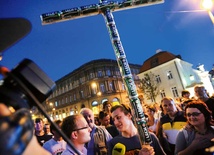 Krzyż zrobiony z puszek po piwie