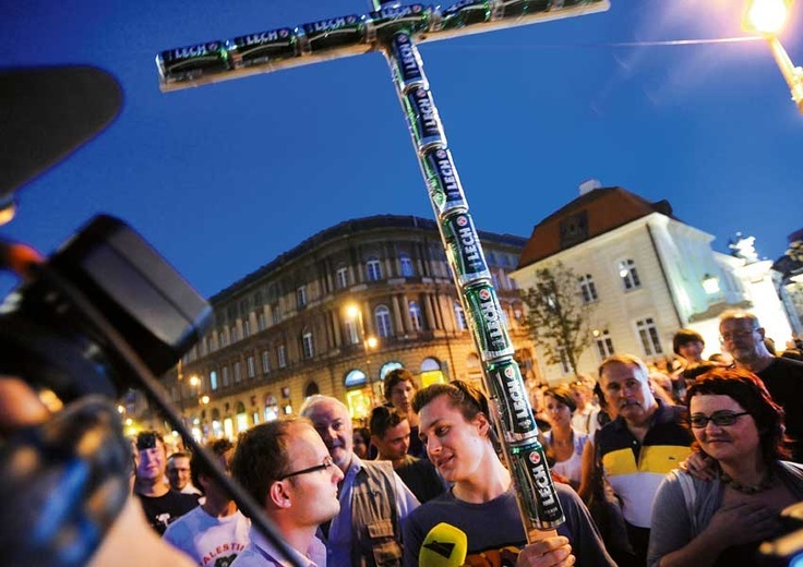 Krzyż zrobiony z puszek po piwie