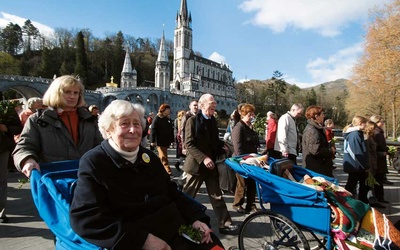 Setki tysięcy chorych przybywających co roku do Lourdes modli się o uzdrowienie 