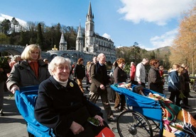 Setki tysięcy chorych przybywających co roku do Lourdes modli się o uzdrowienie 
