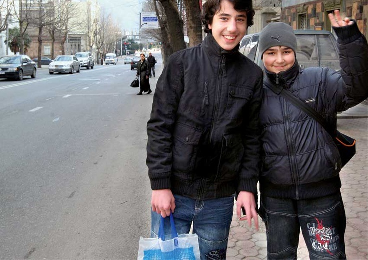Dwóch spotkanych na ulicy Kaczyńskiego nastolatków. Goga (po lewej) i Awto. Jak na swój wiek o nieżyjącym prezydencie obcego kraju wiedzieli całkiem sporo
