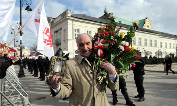 Macierewicz: rosyjskie materiały sfałszowane