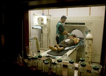 Libia: Kadafi stosuje bomby kasetowe