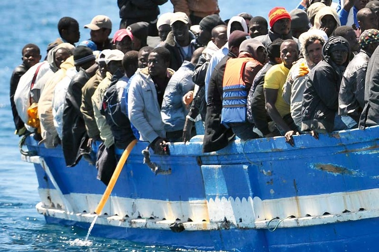 Imigranci przypływają do Włoch łodziami