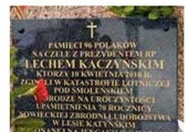 Tablicę tę przywieźli z Polski na miejsce katastrofy smoleńskiej bliscy ofiar ze Stowarzyszenia Rodzin Katyń 2010. 